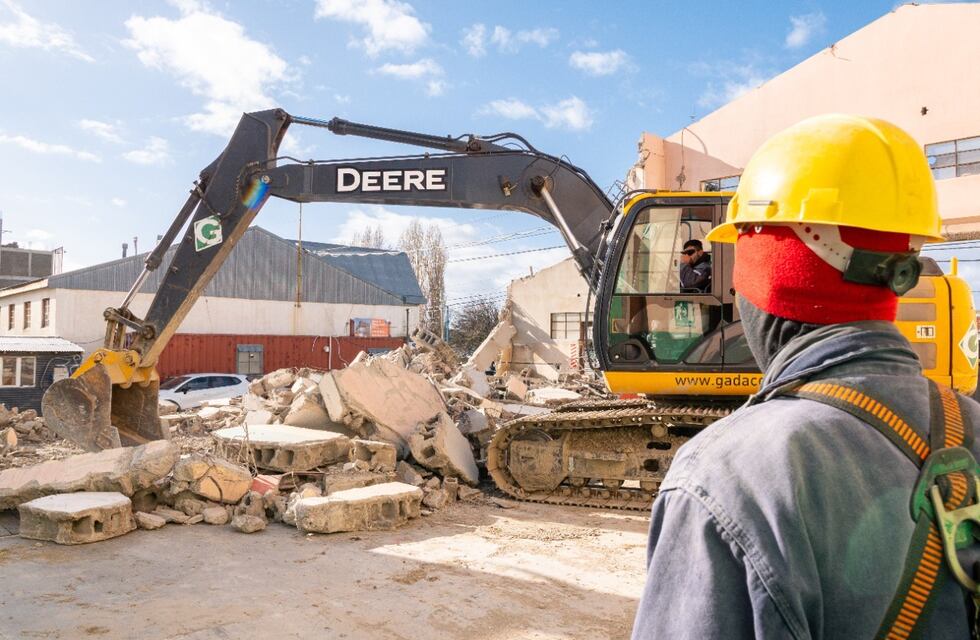 Se realizan obras de demolición en el predio donde se construirá el Centro de Rehabilitación Ushuaia