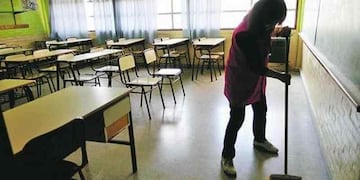 Colegios. Los auxiliares desempeñan sus tareas en establecimientos educativos. (La Voz)