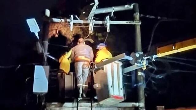 Debido al intenso temporal, varias localidades continúan con fallas en la energía eléctrica .