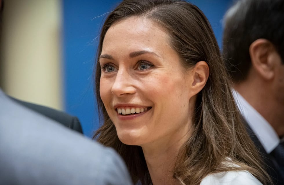 Finlandia: dos amigas de Sanna Marin se fotografiaron en topless en la residencia oficial