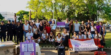 Se inauguró el cartel que hace alusión al “Banco Rojo” ubicado en la plaza Belgrano