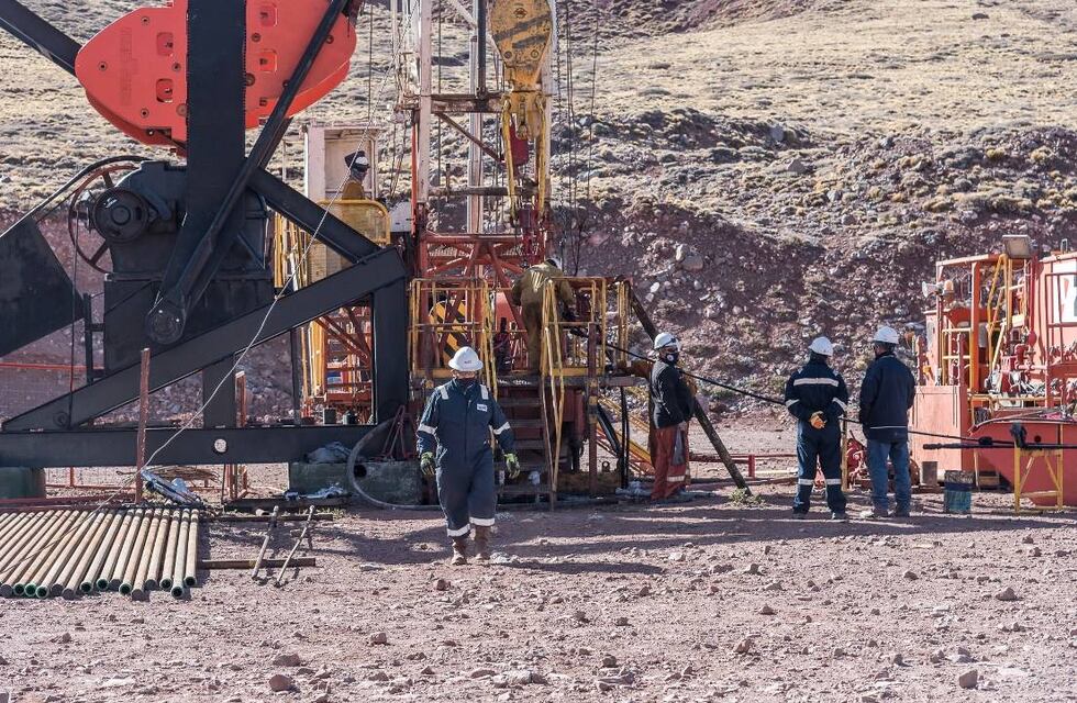 Petroleros acordaron un aumento de casi el 100% y cerraron arriba de la inflación de 2022