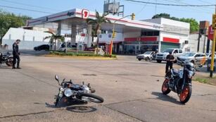 Accidente vial en Posadas. un auto atropelló a dos motociclistas y se dio a la fuga.