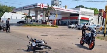 Accidente vial en Posadas. un auto atropelló a dos motociclistas y se dio a la fuga.