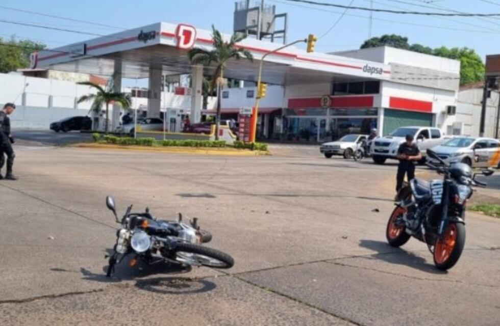 Accidente vial en Posadas. un auto atropelló a dos motociclistas y se dio a la fuga