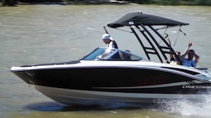 Dos cordobeses son furor por su impensado método para hacer un asado en medio del agua.