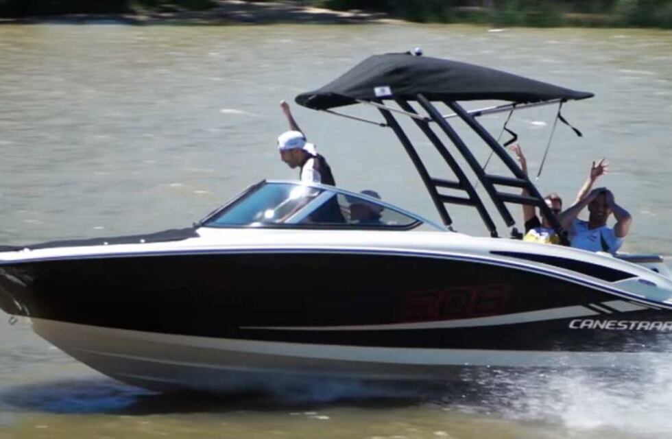 Ingeniería de Córdoba en ultramar: el ocurrente método para hacer asados en una lancha