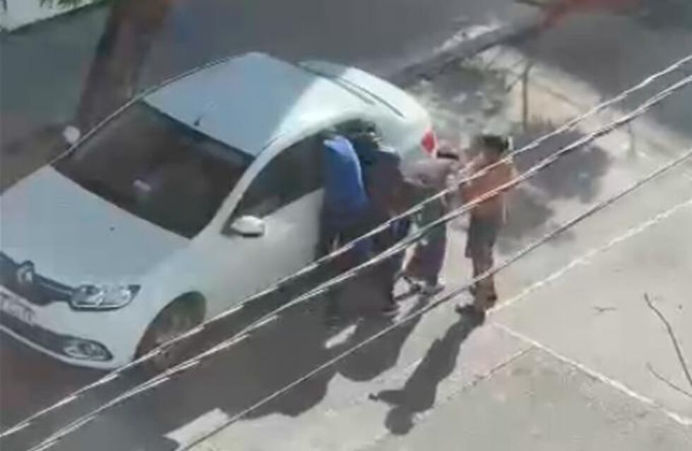 Córdoba: ladrones asaltaron un auto estacionado y lo desvalijaron en segundos