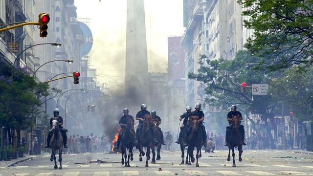 Este 1 de diciembre se cumplen 20 años de la implementación del "corralito", lo que generó las violentas represiones y revueltas de los días 19 y 20 de diciembre de 2001. Foto: Walter Astrada/AP.