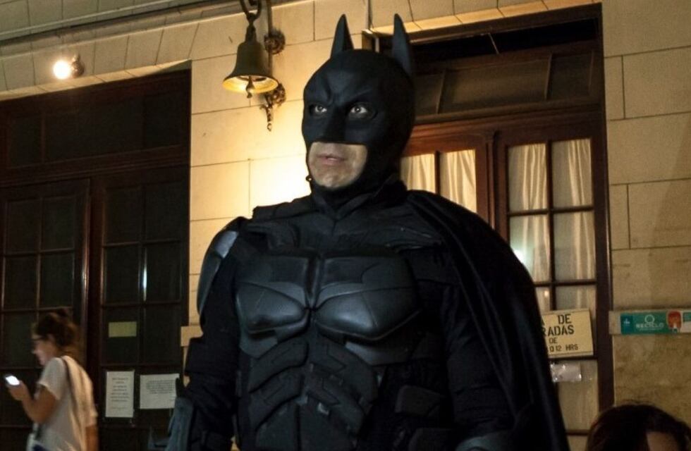 Fin de un ciclo: el Batman solidario de La Plata se puso el traje de superhéroe por última vez