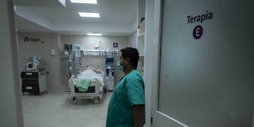 El informe semanal del ministerio de Salud de Mendoza informó que la ocupación de camas UTI en los últimos 7 días supera el 94%. Ignacio Blanco/Los Andes