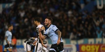 El Turco Hesar desata el festejo en Belgrano, para lo que sería otra sufrida victoria en Alberdi (Facundo Luque / La Voz).