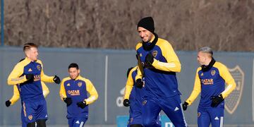 En medio de un entrenamiento, algunos jugadores de Boca se animaron al desafío. Foto: Los Andes.