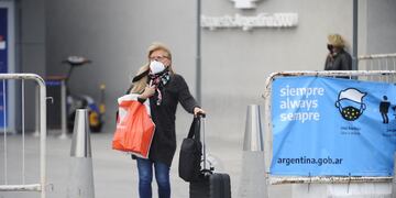 Regreso a la Argentina. Desde este lunes rige el cupo de pasajeros. (Clarín)