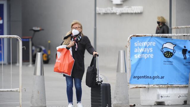 Regreso a la Argentina. Desde este lunes rige el cupo de pasajeros. (Clarín)