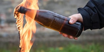 Tres menores de 15 años fueron aprehendidos por incendiar un auto con una bomba molotov en Córdoba.