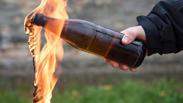 Tres menores de 15 años fueron aprehendidos por incendiar un auto con una bomba molotov en Córdoba.