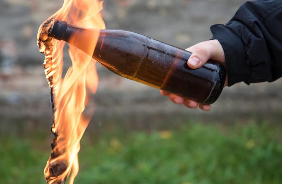 Incendiaron un auto con una bomba molotov y un policía de Córdoba sufrió quemaduras