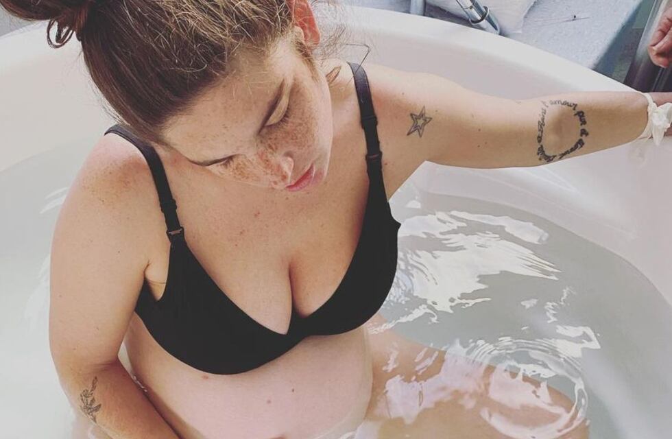 Parto en el agua: ventajas, riesgos y lugares para dar a luz con este método