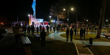 En el monumento de la Plazoleta “Veteranos de Malvinas”, se honró a los héroes, conmemorando su lucha en el campo de batalla.