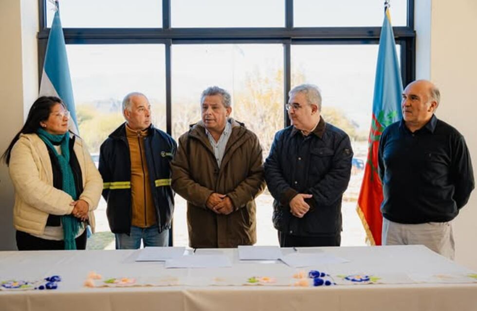 Jalil firmó con San José y Santa María 8 km nuevos de pavimento