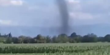 Un increíble vórtice de viento pasó por Pocho y asustó a los vecinos.