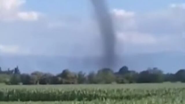 Un increíble vórtice de viento pasó por Pocho y asustó a los vecinos.
