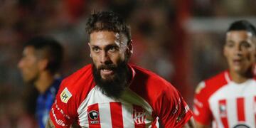 El Vikingo Ezequiel Parnisari vuelve a la zaga de Instituto, ante Belgrano.