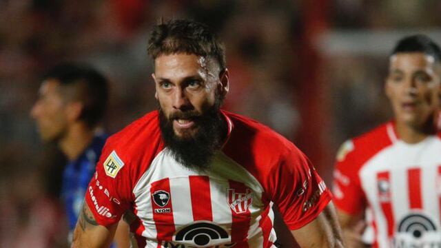 El Vikingo Ezequiel Parnisari vuelve a la zaga de Instituto, ante Belgrano.