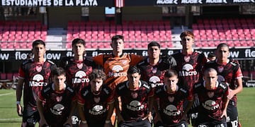 La formación de la Reserva de Instituto ante Estudiantes, con derrota y eliminación (IACC).
