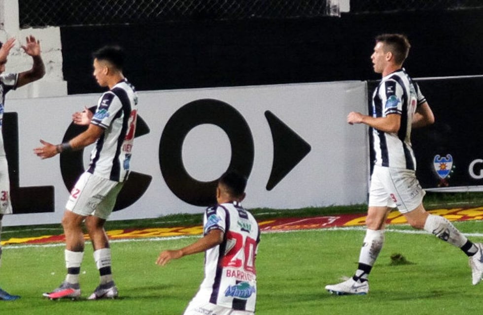 La increible pifia de Renzo López que le costó el primero a Central Córdoba frente a Racing