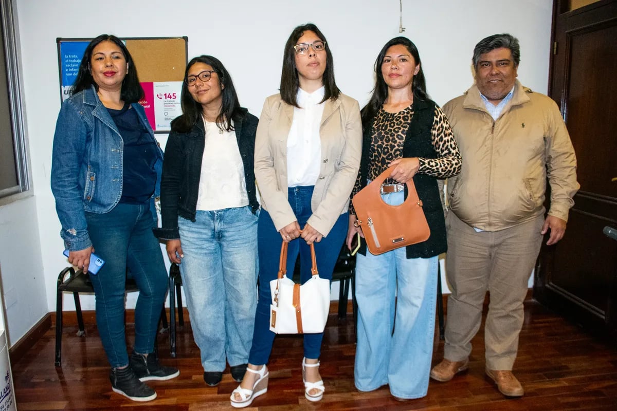 Organizadoras y expositoras del segundo Encuentro de Emprendedores Universitarios, junto al director provincial de Formación Laboral, Nicolás Ruiz, al momento de anunciar el evento de este sábado.