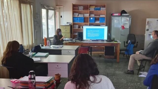 Funcionarios y empleados del sector de Desarrollo Humano de la comuna son capacitados en la detección del ciberacoso. Gentileza MLC