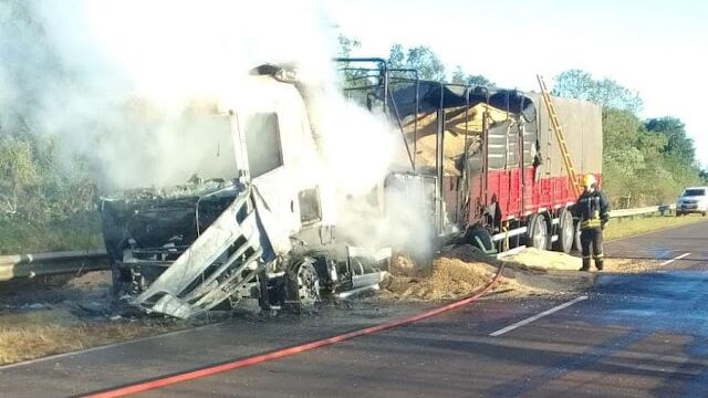 San Vicente: se incendió un camión que transportaba maíz