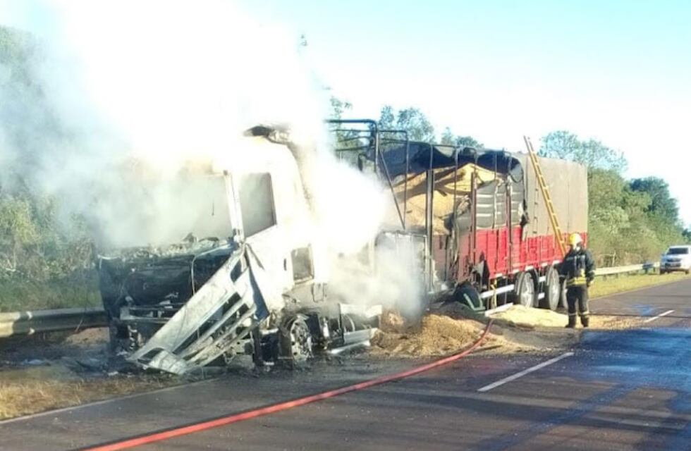 San Vicente: se incendió un camión que transportaba maíz