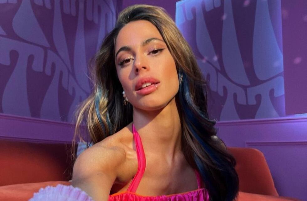 Tini Stoessel se llevó todas las miradas durante su paseo en yate con bikini rosa y gorro tejido