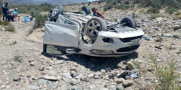 Vuelco en la ruta 222 camino a Las Leñs de un Chevrolet Onix.