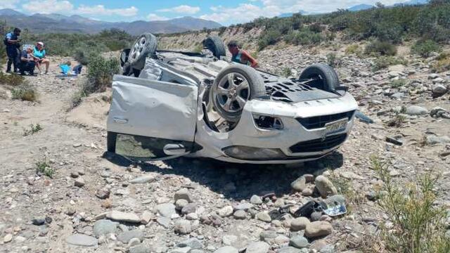 Vuelco en la ruta 222 camino a Las Leñs de un Chevrolet Onix.