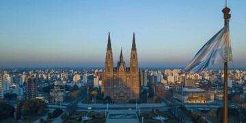 Los mejores lugares para recorrer y disfrutar en La Plata para este fin de semana largo.