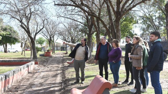 Castellano recorre las obras en las plazas
