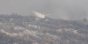 Incendio en Cuchi Corral, bomberos combaten las llamas en medio de fuertes vientos. (La Voz)