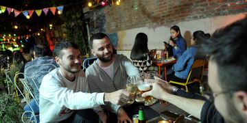 Las vacaciones y el buen clima permiten que los bares y restaurantes tengan gran demanda. (Javier Ferreyra)