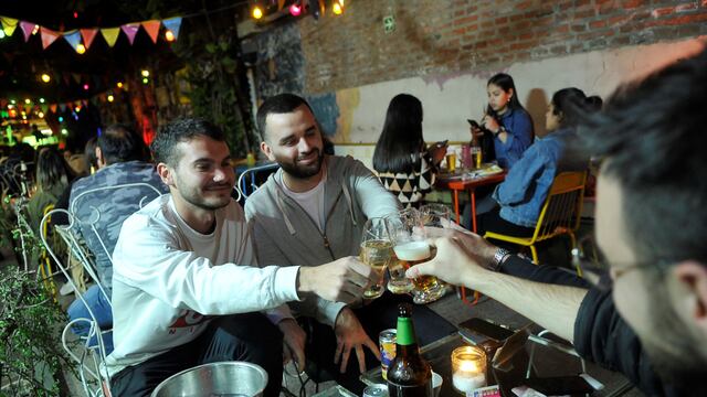 Las vacaciones y el buen clima permiten que los bares y restaurantes tengan gran demanda. (Javier Ferreyra)
