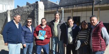 Angel giano de visita a escuelas de Concordia.