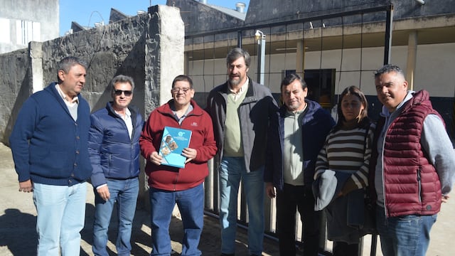 Angel giano de visita a escuelas de Concordia.