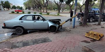 Un Dodge 1500 chocó el semáforo de Lavalle y San Martín