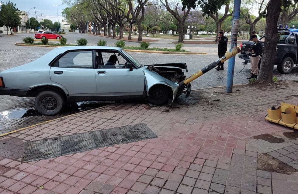 Borracho, chocó un semáforo