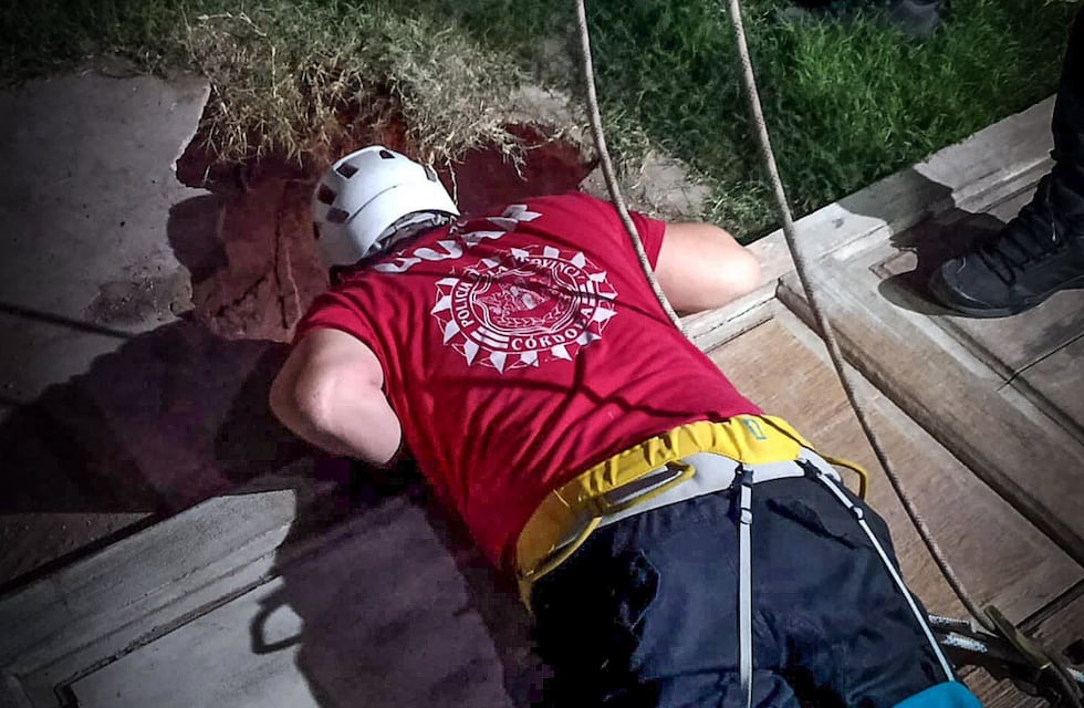 Dramático rescate: una mujer cayó a un pozo negro de 5 metros de profundidad en Córdoba