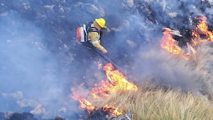Combaten un incendio en La Calera, a minutos de la ciudad de Córdoba.
