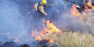 Combaten un incendio en La Calera, a minutos de la ciudad de Córdoba.